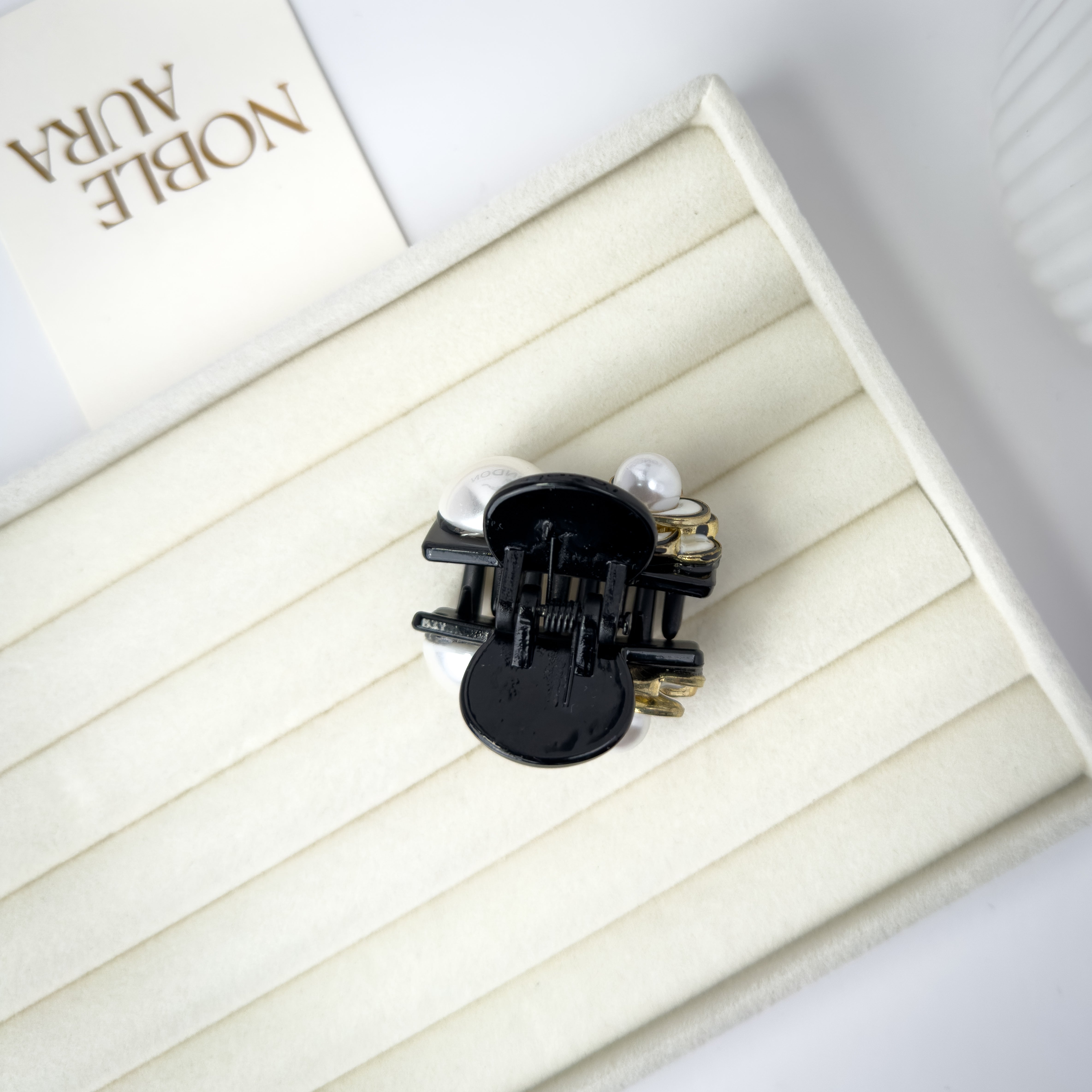 Black & White Pearl Floral Hair Claw