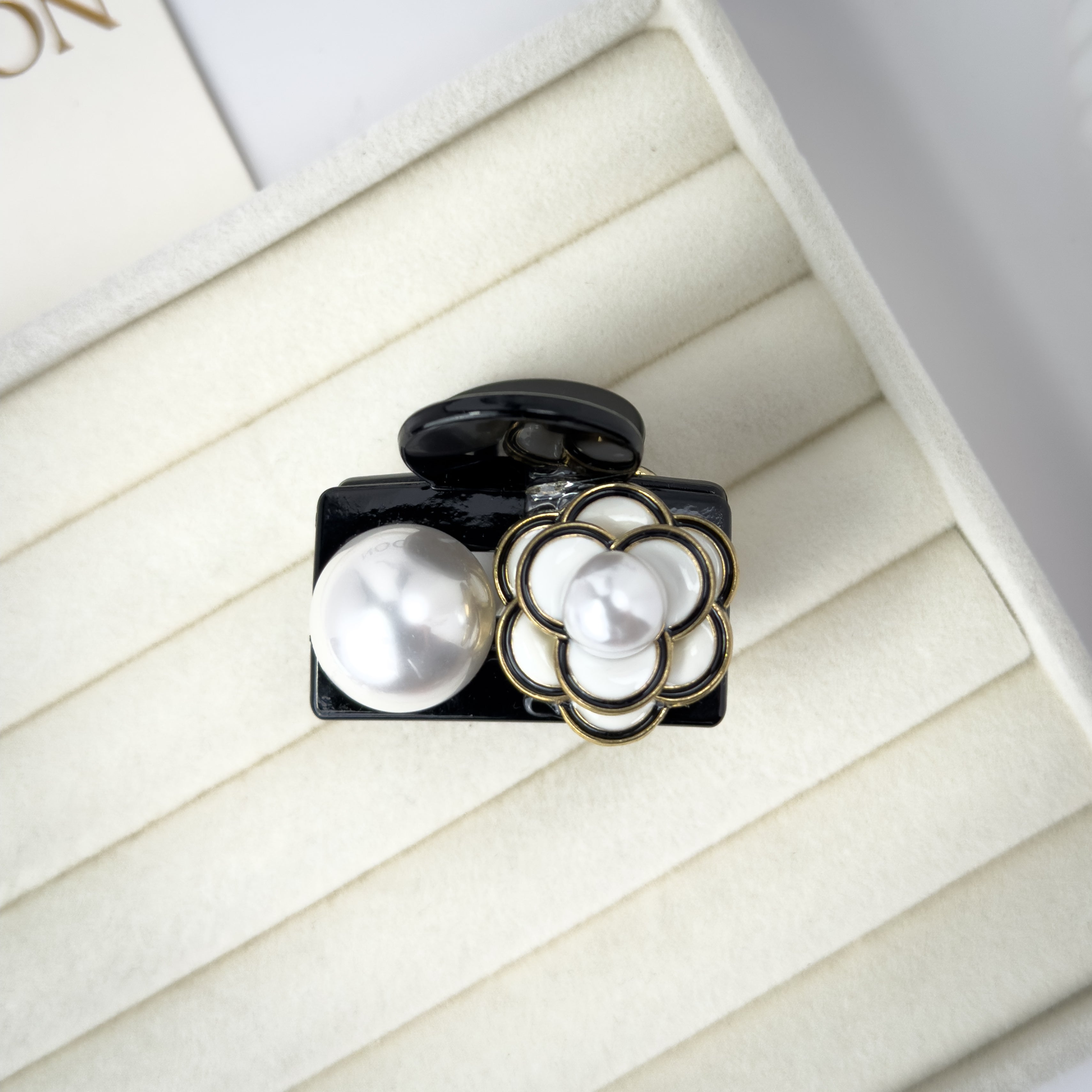 Black & White Pearl Floral Hair Claw